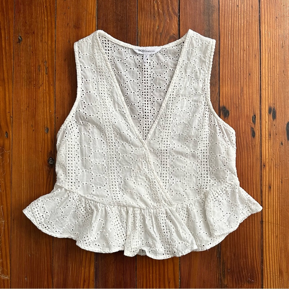 BCBGeneration sleeveless eyelet plunge neck blouse XXS
